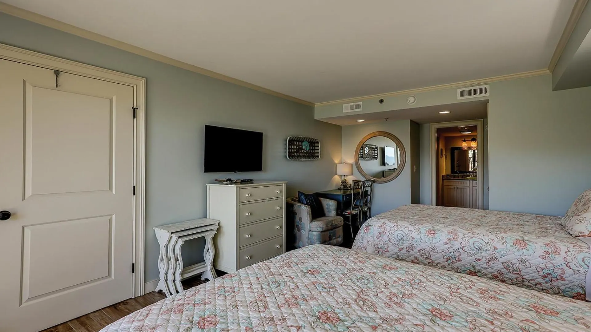 New Furniture New Paint New King Bed Master 2 Queens Bikes & Beach Gear Included Hilton Head Island United States